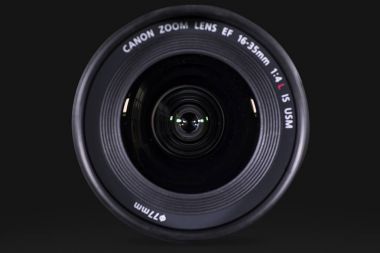 Popüler Canon lens koyu arka plan ile