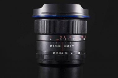 Dijital fotoğraf makinesi lens koyu arka plan ile