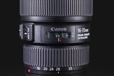 Canon lens koyu arka plan ile