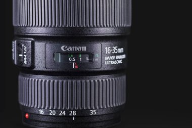 Koyu arka plan üzerinde 16-35mm lens Canon