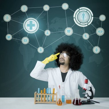 Bir fikir düşünce Afro erkek bilim adamı