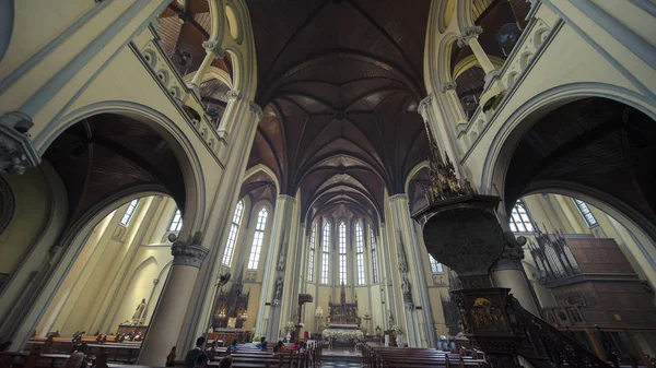 Les touristes visitant la cathédrale catholique romaine — Photo