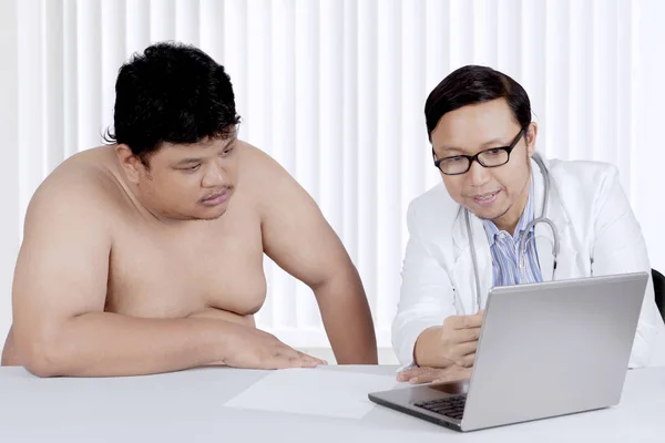 Asiático hombre con sobrepeso con un médico —  Fotos de Stock