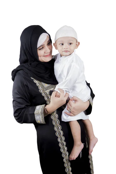 흰색 위에 고립 된 그녀의 아들과 함께 이슬람 아라비아 어머니 — 스톡 사진