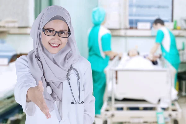 病院でのハンドシェイクを提供しているイスラム教徒の医者 — ストック写真