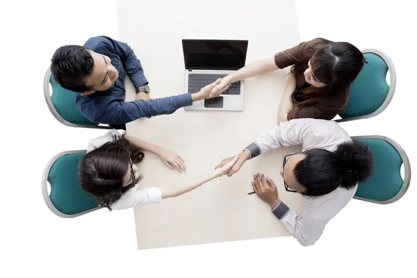 Multiraciale zakenmensen schudden handen op studio — Stockfoto