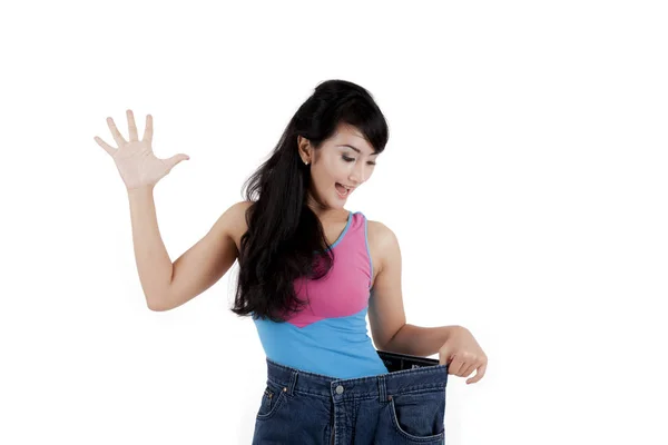 Hermosa mujer asiática mostrando su pérdida de peso aislada sobre blanco — Foto de Stock