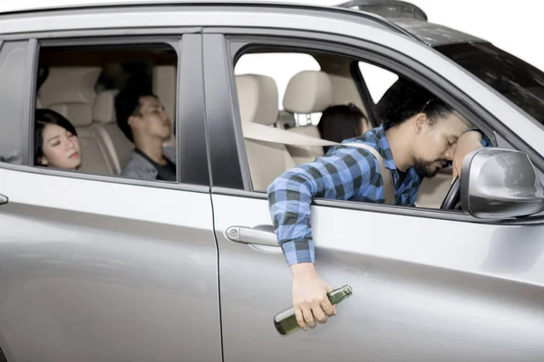 Pessoas bêbadas dormindo no carro — Fotografia de Stock