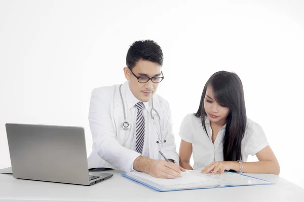 Médico asiático escribiendo prescripción — Foto de Stock