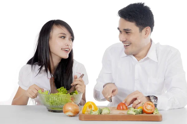 Casal asiático preparando salada — Fotografia de Stock