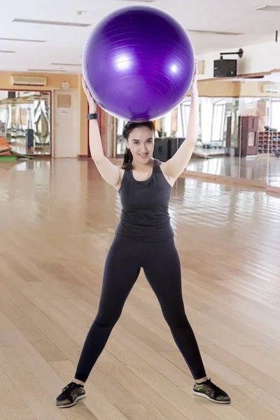 Güzel kadın kaldırma fitness topu — Stok fotoğraf