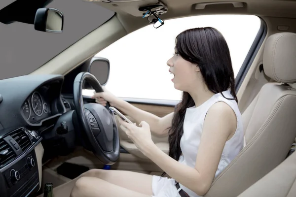Ázsiai nő sikoltozik autó baleset előtt — Stock Fotó