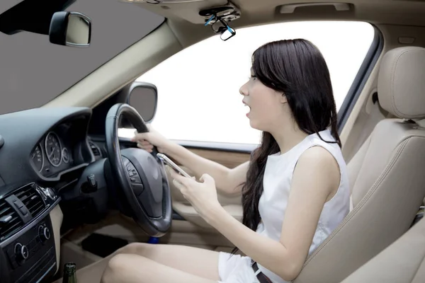 Mujer asiática gritando antes de accidente de coche — Foto de Stock