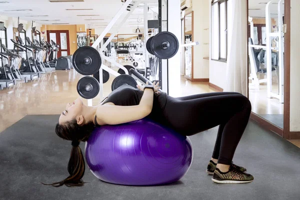 Mujer árabe entrenando su músculo abdominal —  Fotos de Stock