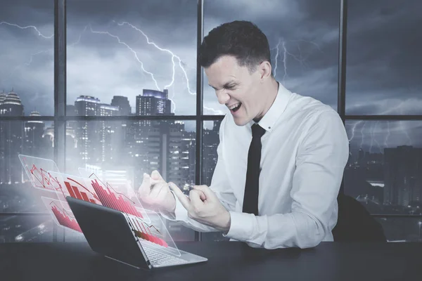 Stress kaukasiska affärsman visar långfingret — Stockfoto