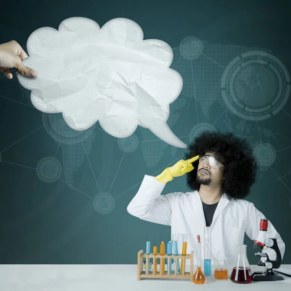 Cientista afro olhando para a bolha de nuvem — Fotografia de Stock