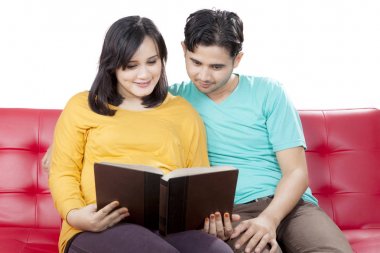 Sevgi dolu koca hamile eşi ile birlikte okuma