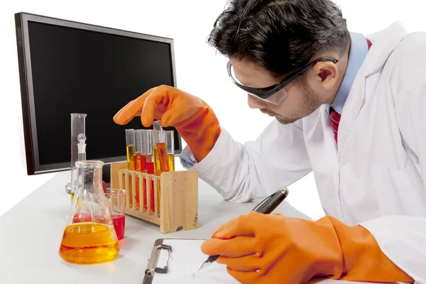 Manliga forskare experimenterar med kemikalier — Stockfoto