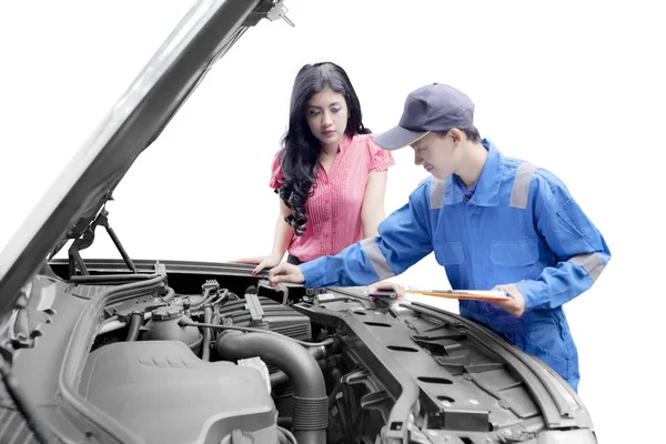 Mecânico ajudando um cliente a consertar um carro — Fotografia de Stock