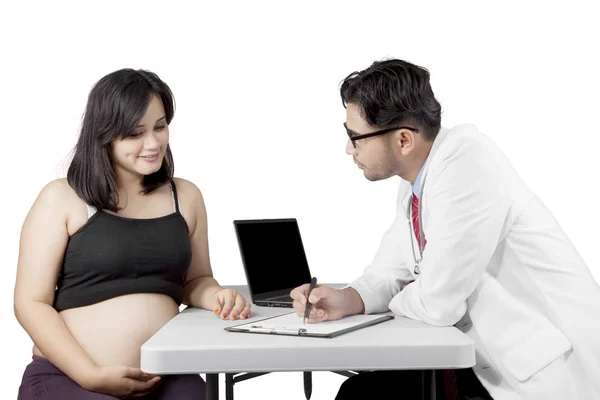 Беременная женщина консультируется с гинекологом — стоковое фото
