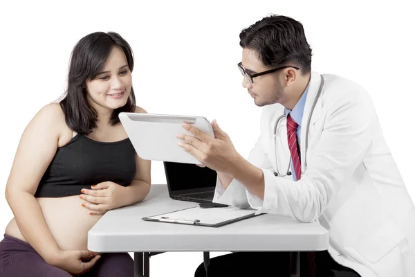 Mujer embarazada teniendo una consulta con un ginecólogo — Foto de Stock