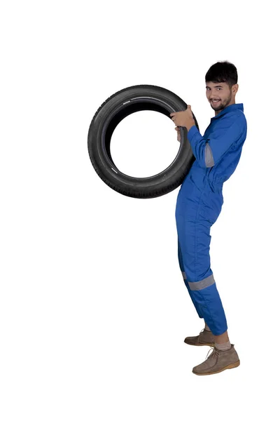 Técnico amigável pneu de elevação — Fotografia de Stock