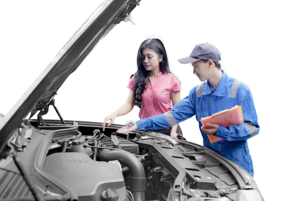Mecânico ajudando um cliente a consertar um carro — Fotografia de Stock