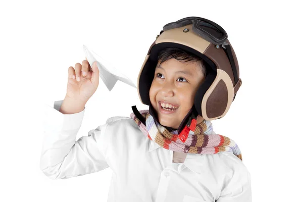 Lächelnder asiatischer Junge mit Helm, der ein Flugzeugpapier hält — Stockfoto