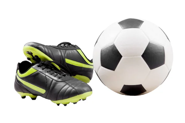 Крупный план футбольных ботинок и мяча — стоковое фото