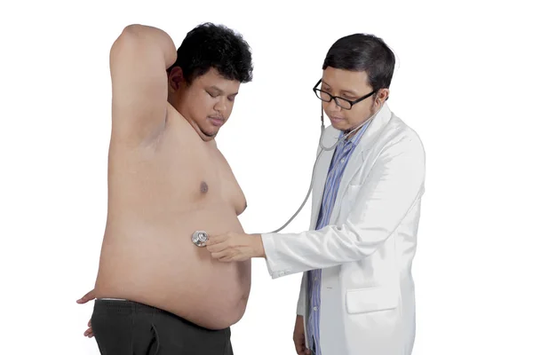 Médico isolado examinando paciente com sobrepeso — Fotografia de Stock