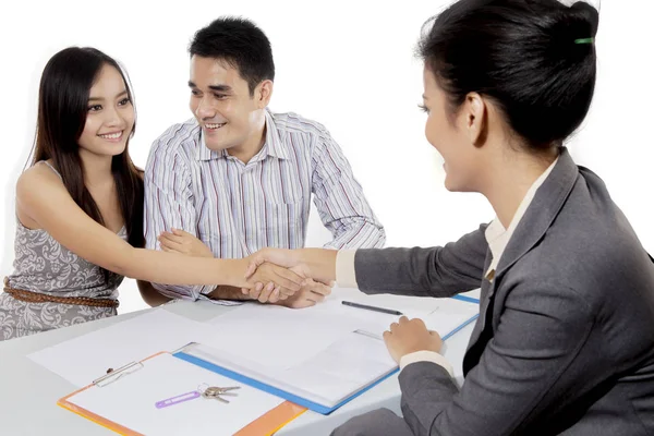 Pareja joven aislada haciendo un trato — Foto de Stock