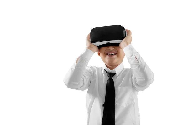 Niño sorprendido mirando sus auriculares de realidad virtual —  Fotos de Stock