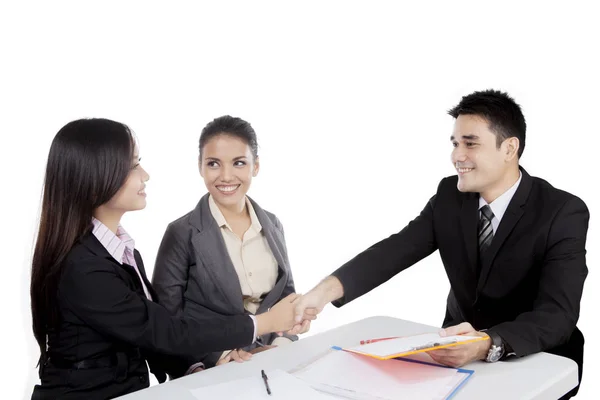 Asiatische Geschäftsleute beim Händedruck in einem Meeting — Stockfoto