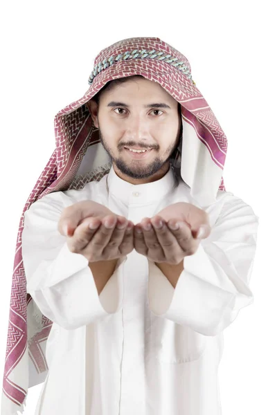 Arabo uomo d'affari aperto mano che tiene qualcosa — Foto Stock