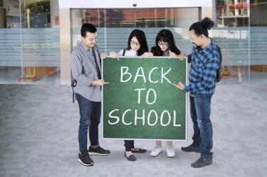 Grup yazma yeşil kartı üzerindeki okula öğrenci ile geri