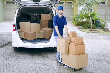 Genç teslimat adam önünde arabası itme Van