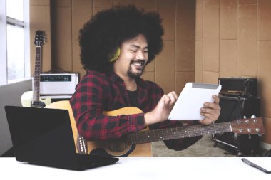 Müzisyen kulaklık ve kayıt stüdyosu dijital tablet