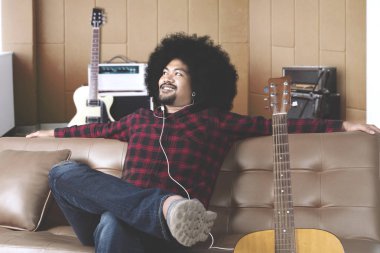 Kayıt stüdyosunda ararken düşünme müzisyen