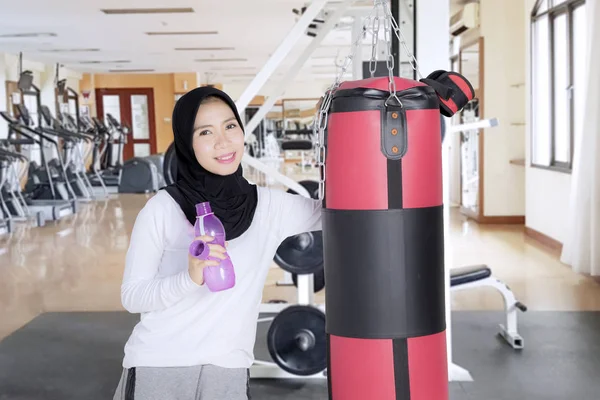 Moslimvrouw die zich voordeed na een oefening in een sportschool — Stockfoto