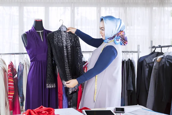 Αυτοπεποίθηση γυναίκα μουσουλμάνος σχεδιαστής μόδας συνεργάζεται με ενδύματα — Φωτογραφία Αρχείου