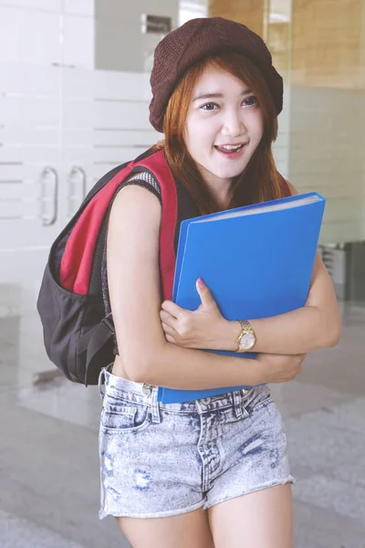 Bella asiatica studente sorridente — Foto Stock