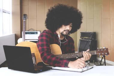 Gitar kayıt stüdyosu içinde elinde müzisyen