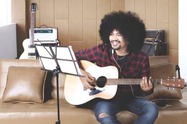 Gitar kayıt stüdyosu içinde elinde müzisyen