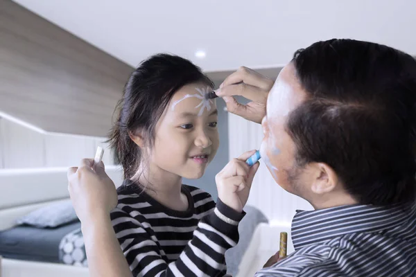 Vader en dochter hebben kwaliteitstijd spelen met schminken — Stockfoto
