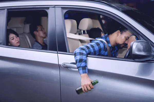 Jovens adultos bêbados desmaiando enquanto dirigem um carro — Fotografia de Stock