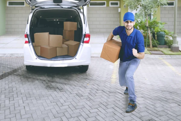 Молодий чоловік перед фургоном з картонними коробками — стокове фото