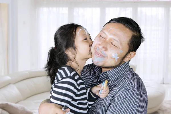 Padre e hija que tienen tiempo de calidad jugando con la pintura facial —  Fotos de Stock