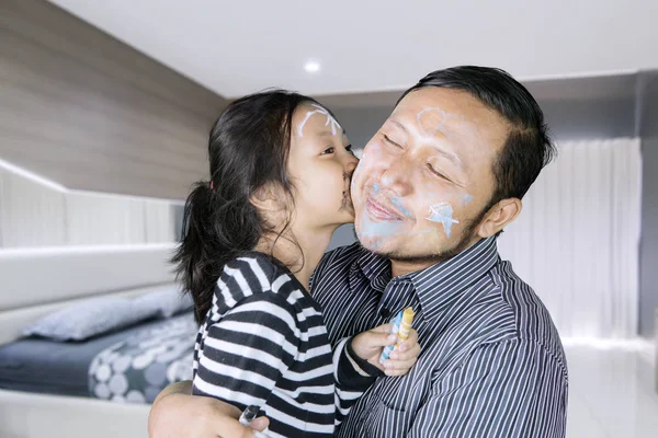 Padre e figlia che hanno tempo di qualità giocando con la pittura facciale — Foto Stock
