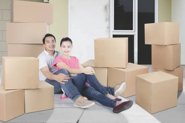 Asiático casal desembalagem caixas em nova casa — Fotografia de Stock