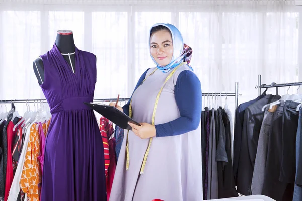 Confident female muslim fashion designer — Stock Photo, Image